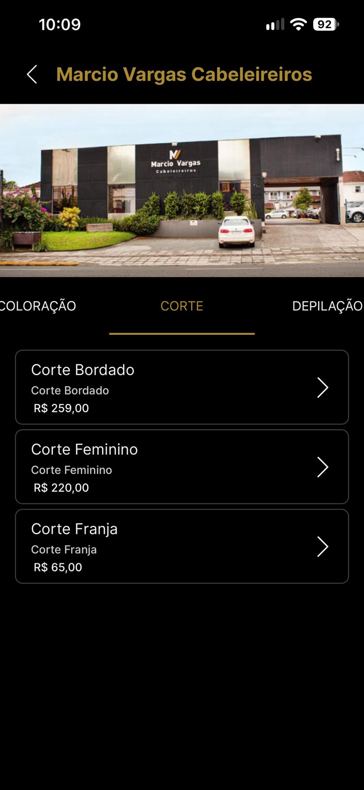 Tela real do aplicativo Márcio Vargas exibindo os serviços disponíveis para agendamento